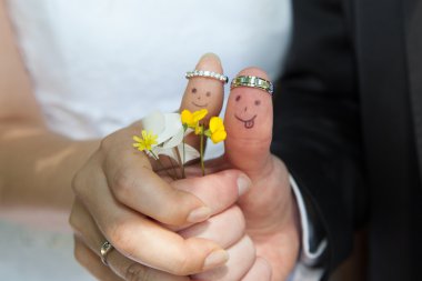 Alyans parmaklarını üzerine gelin ve damat, komik küçük insanlar boyalı