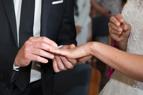 Man wears a ring to his future wife — Stock Photo, Image