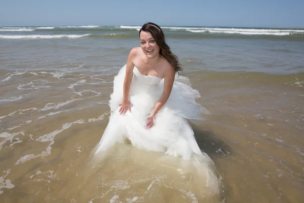 美丽的马尔代夫海滩上的新娘 — 图库照片