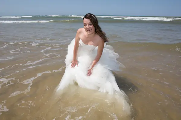 美しいモルディブのビーチでの花嫁 — ストック写真