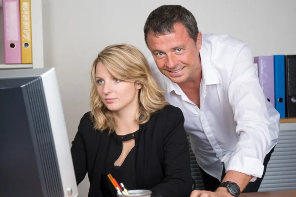 Businesspeople working together on a computer — Stock Photo, Image