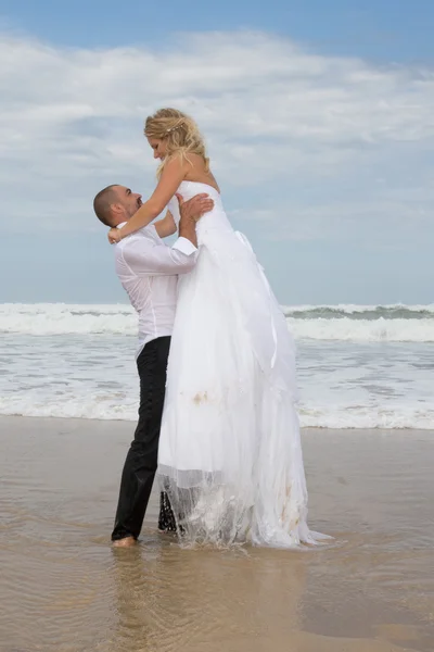 Jovem recém-casal feliz na praia — Fotografia de Stock