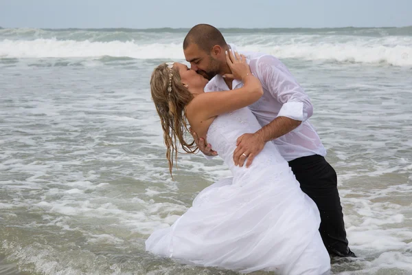 Young newly couple happy at the beach — Stock Photo, Image