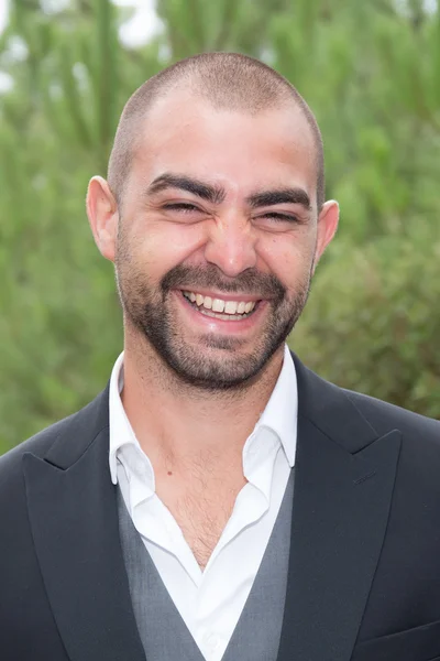 Hombre feliz de estar allí mirando a la cámara — Foto de Stock