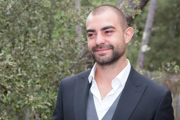 Hombre feliz de estar allí mirando a la cámara — Foto de Stock