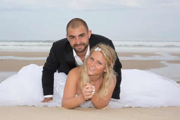 Jovem recém-casal feliz na praia — Fotografia de Stock