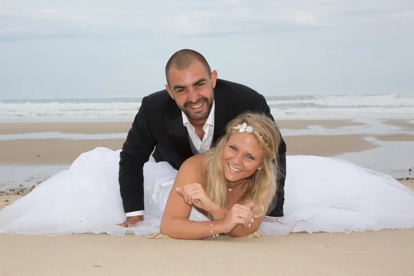 Pareja de boda encantadora — Foto de Stock