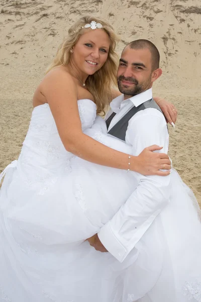 Pareja de boda encantadora — Foto de Stock