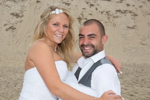 Pareja de boda encantadora — Foto de Stock