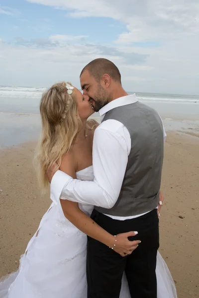 Encantador casal de casamento — Fotografia de Stock