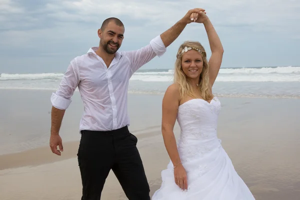 Encantador casal de casamento — Fotografia de Stock