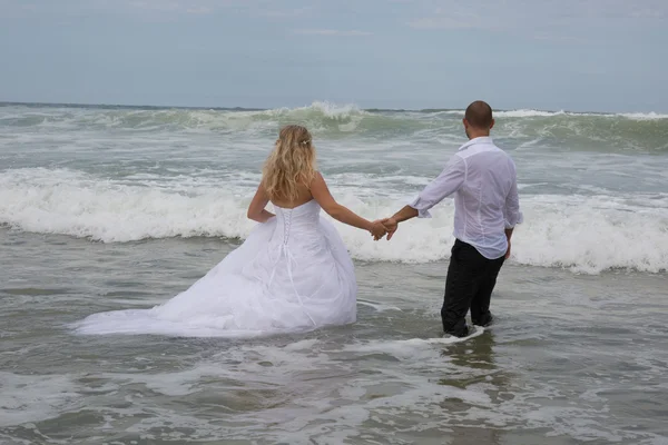 Pareja de boda encantadora —  Fotos de Stock