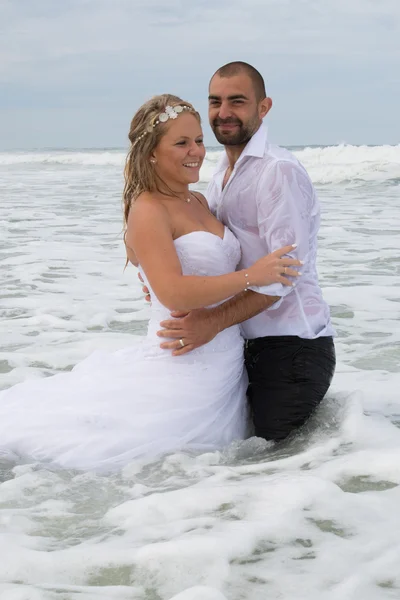 Pareja de boda encantadora —  Fotos de Stock