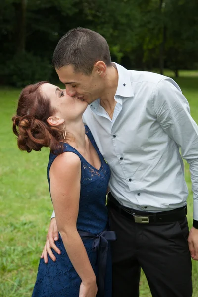 Unga par kysser i ett fält — Stockfoto