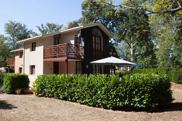 Hermosa casa moderna con jardín, al aire libre —  Fotos de Stock