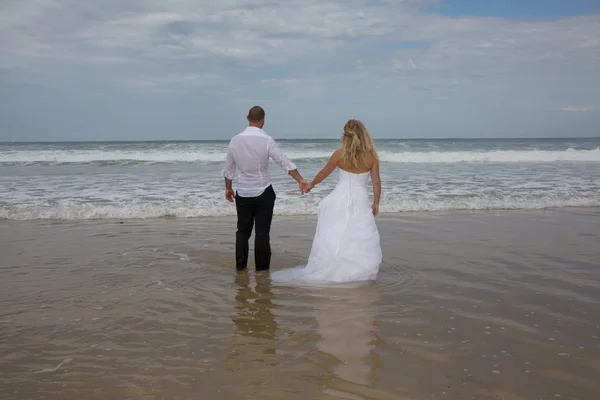 Pareja de boda vista trasera en la playa —  Fotos de Stock