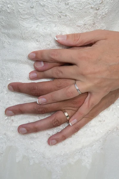 Menyasszony és a vőlegény kézenfogva esküvő napján: — Stock Fotó