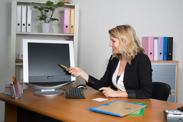 En el trabajo en una oficina brillante y moderna de negocios, gente de negocios — Foto de Stock