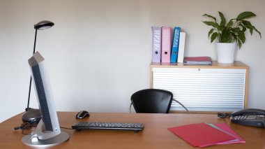 Ekran ve bilgisayar ile boş modern ofis