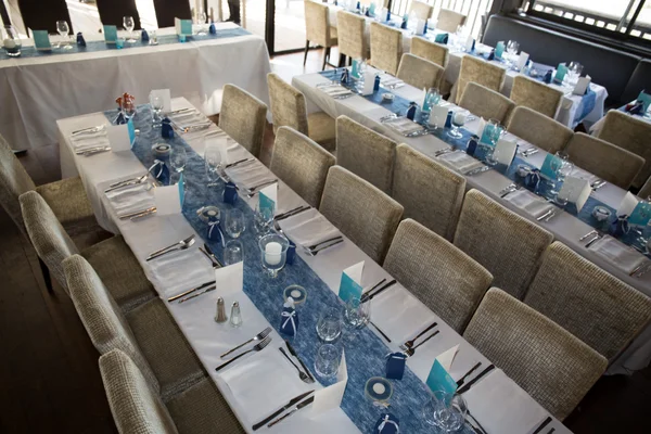 Blauwe en witte bruiloft tabellen in binnenrestaurant — Stockfoto