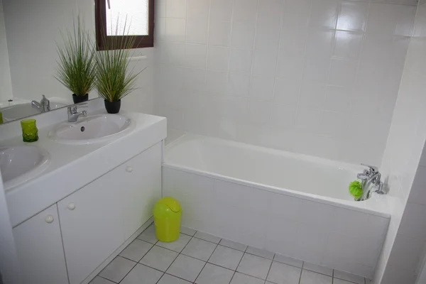 Bel intérieur d'une salle de bain moderne blanche — Photo