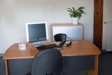Modern ofis iç tablolarla, bilgisayar,