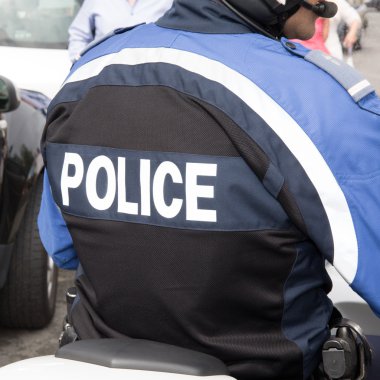 Bir polis erkek arkası çekim