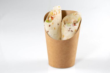 Tavuk salatası tortilla soslu guacamole ve salata soslu beyaz arka planda.