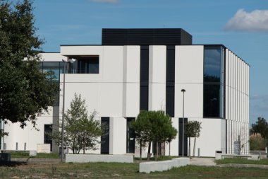 Mavi gökyüzü altında bir ofis binası