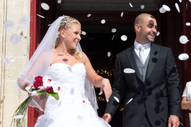 gül yaprakları bir yağmur altında sadece evli çift