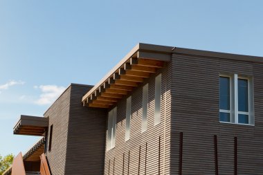 Ahşap ofis binası mavi bir gökyüzü altında