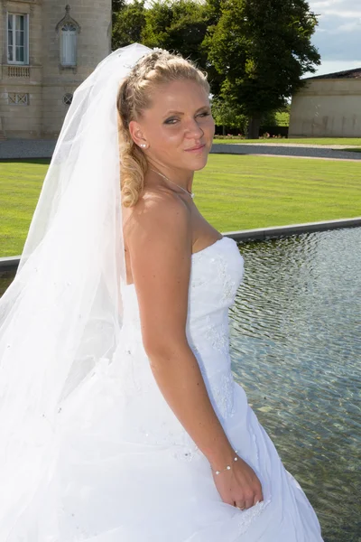 Beautiful bride. Wedding hairstyle and make up — Stock Photo, Image