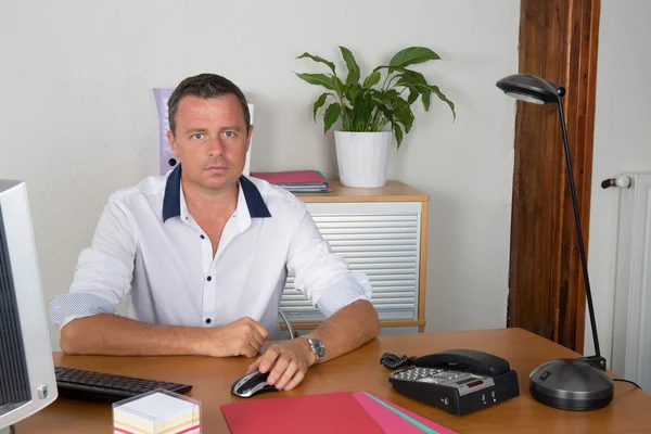 Homem trabalhando no escritório na frente do computador desktop — Fotografia de Stock