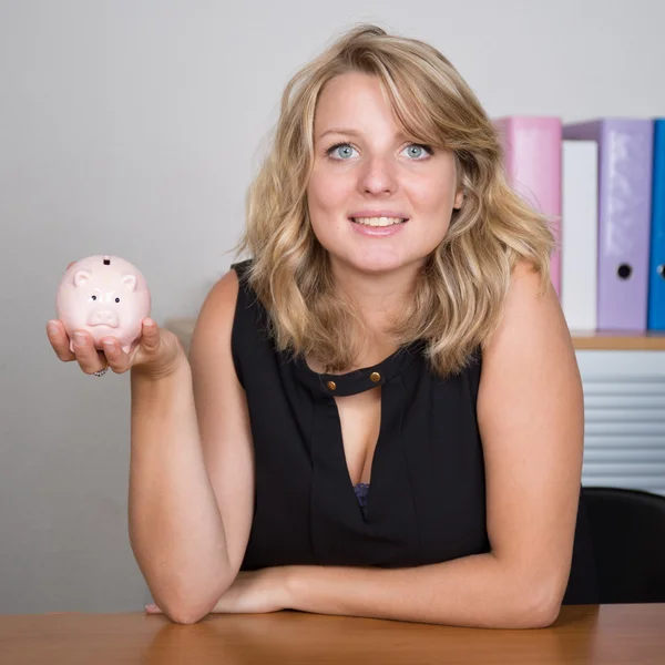 Jonge en prachtige kijken camera onder witte achtergrond — Stockfoto