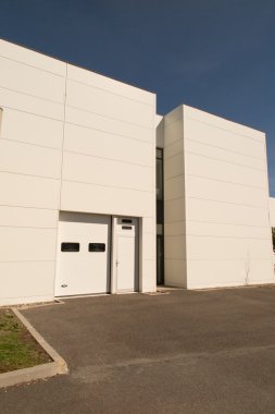 Mavi gökyüzü altında bir ofis binası