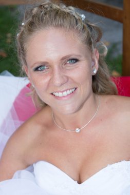 genç ve güzel kamera beyaz arka plan altında bakarak