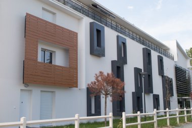 Mavi gökyüzü üzerinde Satılık yeni daireler
