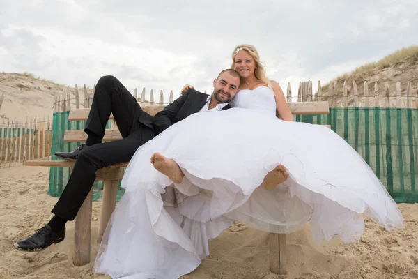 Giorno del matrimonio per una giovane coppia — Foto Stock