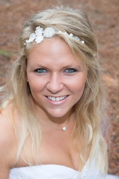 Atraktivní mladá nevěsta na sobě bílé svatební šaty a perly — Stock fotografie