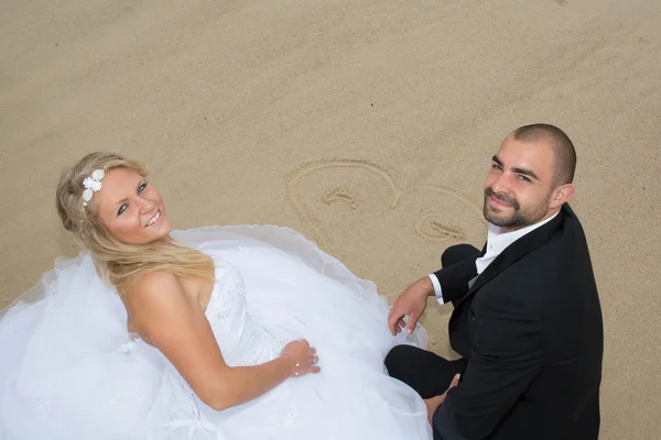 Een aantrekkelijke bruid en bruidegom trouwen aan het strand — Stockfoto