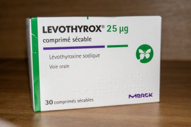 Bordeaux, Fransa - 11 11: 2025: levothyrox merck 25 levothyroxine sodique logo ve tiroid medeksin için tıbbi karton ilaç kutusunda metin imzası