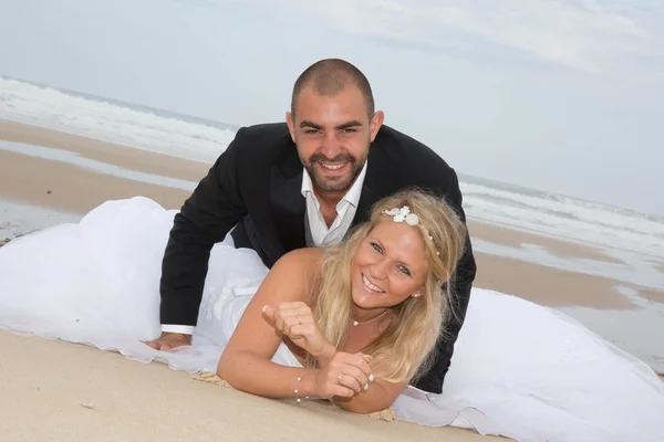 Μια ελκυστική νύφη και ο γαμπρός παντρεύεται από την παραλία — Φωτογραφία Αρχείου