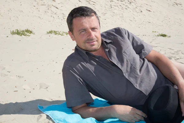 Knappe man, 40, gelukkig op vakantie op het strand — Stockfoto