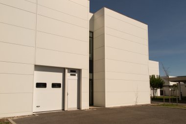 Mavi gökyüzü altında bir ofis binası