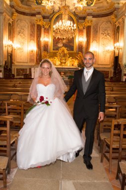 Gelin ve damat kilise düğün töreni sırasında