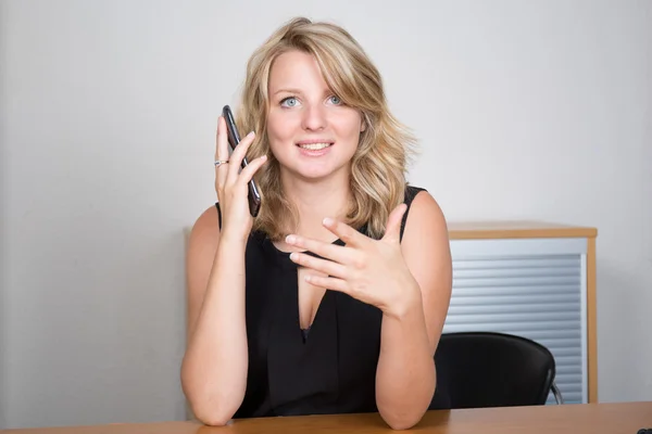 Joven mujer de negocios sonriente — Foto de Stock