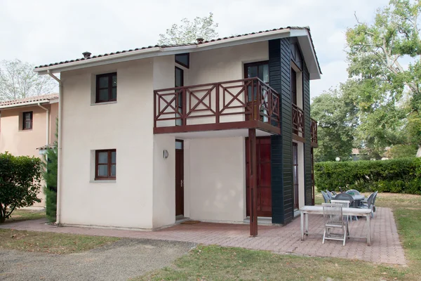 Una casa nueva con un jardín bajo el cielo hermoso — Foto de Stock