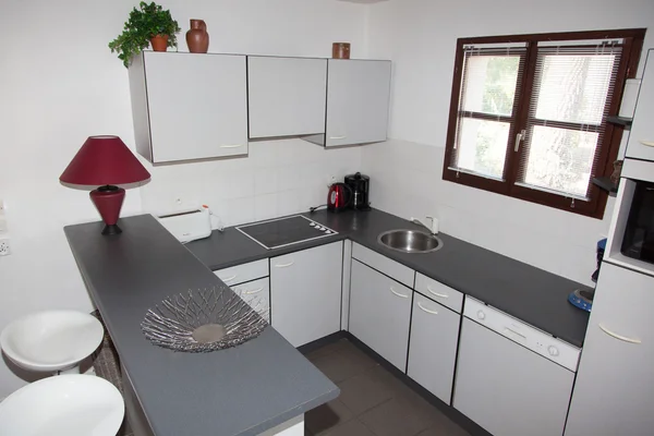 The modern dipasang bersih dapur di rumah . — Stok Foto