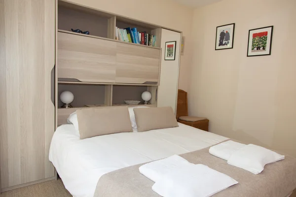 Uma cama grande muito bonita em um quarto — Fotografia de Stock