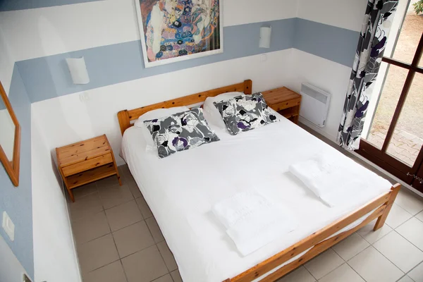 침실에서 매우 아름 다운 대형 침대 — 스톡 사진